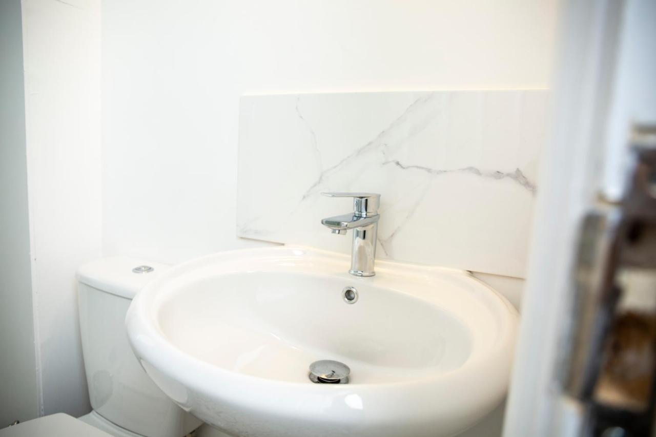 Modern Townhouse Apartment With Free Parking And Wifi Stratford-upon-Avon Exterior photo